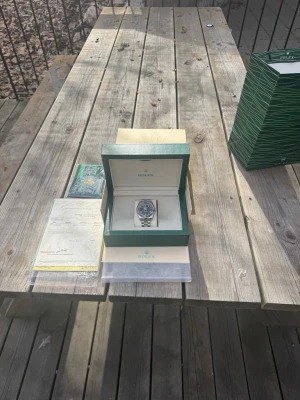 Herrklocka  - Helt ny och oanvända klocka med automatiskt rörelse. Klockan har korrekt vikt och är tillverkad i samma högkvalitiva stål. Tveka inte att höra av er vid frågor eller bilder. Endast klockan ingår i priset. Om ni är intresserade av box eller box tillsammans med certifikat, vänligen kontakta oss så kan vi diskutera ett pris