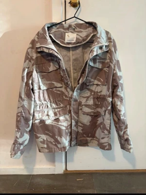 Samsøe Samsøe field jacka  - Säljer nu denna sjukt feta och eftertraktade jacka från samsoe samsoe. Väldigt unik och passar perfekt om du vill ha en lite avslappnad stil. Mycket bra skick förutom en liten fläck på etiketten som såklart inte kommer synas. Storlek S men passar mer som M. Pris kan absolut diskuteras vid snabb affär! 😉🙌 Tveka inte på att höra av er om ni har funderingar!