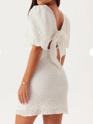 Studentklänning - Säljer denna helt nya studentklänningen från bubbelroom storlek M