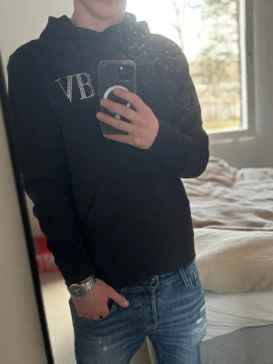 Svart Bvaldi hoodie - Tja! Säljer denna riktigt snygga svarta hoodie ifrån Bvaldi | Storlek S | Jag på bilden är 183! | Hör av er vid minsta lilla fundering🙌