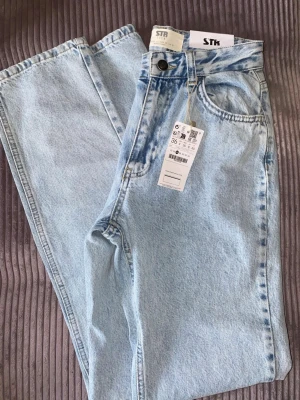 Ljusblå jeans Stradivarius  - Säljer ett par superfina ljusblå raka jeans från stradivarius då jag köpt fel storlek. Storlek 36 🩵
