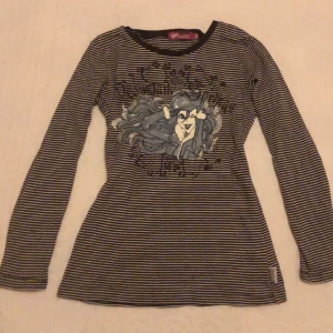 Långärmad tröja❤️ - Ränderna är bruna/vita och på trycket så står det “Mountain Springs”. Trycket är såå fint, speciellt med det silvriga glittret! Glittret faller inte av heller!! Trycket har en defekt, finns på bild 5 💕 Tryck inte på köp, kontakta mig först!