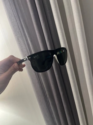  RayBan Boyfriend solglasögon  - Snygga svarta Ray-Ban boyfriend solglasögon med klassisk form och mörka glas. Fint skick vid fler frågor är de bara att ställa! 