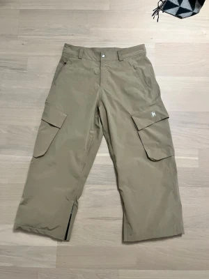 Harlaut apperel storlek S - Säljer ett par harlut byxor storlek S använda en säsong pris kan diskuteras original tags finns 😀