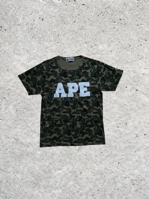 Bape t shirt  - reserverad