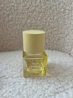 CAIA Le Soir Lumière parfym - Jättegoda parfym från Caia, säljer få jag har för många parfymer❤️syns bäst på bild 2 hur mycket som är kvar, skulle säga typ halva 