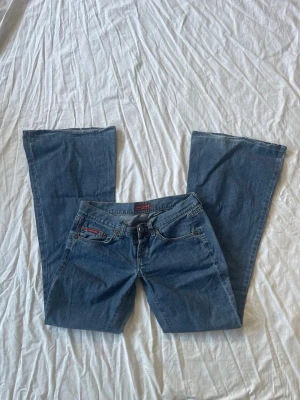 Lågmidjade jeans  - Bra skick! Mått: midjemått rakt över 37 innerbenslängd 81, kan inte ta bild på då de är för små