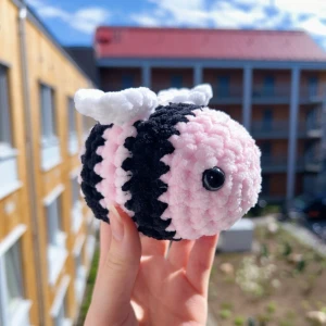 Virkat rosa bi 🐝  - Söt liten virkad rosa bi 🐝🩷