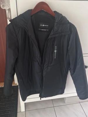 Sail racing vindjacka - Tjenare! Jag säljer min sail racing vindjacka för endast 500. Den är väldigt fin och har absolut inga skador på sig. Skriv gärna om ni har funderingar 🫡😊