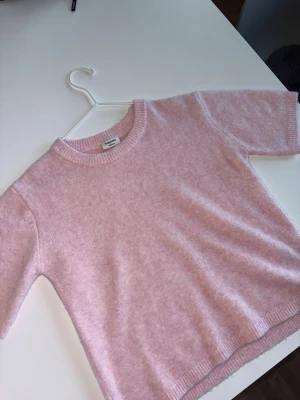 Ljusrosa stickad tröja från Kappahl - Säljer denna fina topp från Kappahl i stolek 158/164🩷endast testat!! Skriv för fler bilder☺️