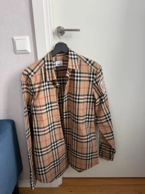 Rutig Burberry skjorta i bomull - Burberry shirt i storlek medium, går även att använda som overshirt! Köpt 2021 men använd 1-2 gånger då den är lite för stor för mig. Inga defekter eller tecken på användning!