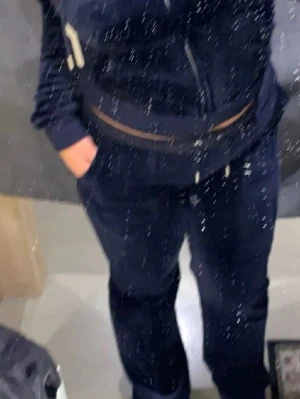 Mörkblå Juicy couture byxor - Mörkblå Juicy mjukisbyxor i mjuk velour med resår i midjan och dragsko. Byxorna har raka ben och fickor på sidorna. Perfekta för chill dagar hemma eller när du vill vara extra bekväm.
