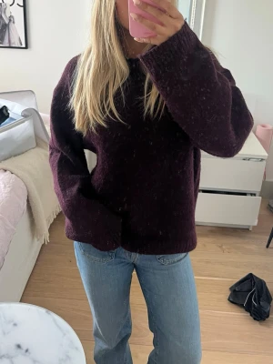 Vinröd stickad tröja - Mysig vinröd stickad tröja perfekt till jeans Elelr över en klänning eller kjol på sommarkvällar!