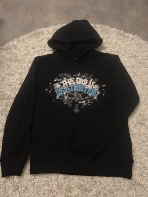 The only destenation hoodie - Svart limited hoodie från gravity grab med jätte bra kvalité och inga problem med den!