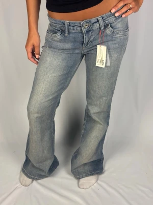 BDG Jeans - Superfina lågmidjade BDG jeans | Storlek 32/32 | Nya med lapparna kvar! | Jag är 168cm lång och väger 60kg | Mått: Ytterbenslängd: 104cm. Midjebredd: 42cm. Lårbredd: 28cm. Fotöppning: 32cm. Kontakta mig vid fler frågor eller funderingar!💗