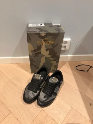 Svarta Valentino Rockrunners - Tvärfeta svart camo Rockrunners | Storlek 40 | bra skick | säljer då dom är för små | har gått sönder lite på skosnöret, extra skosnöre medföljer i kartongen | fråga vid funderingar!