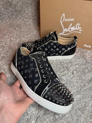 Christian Louboutin sneakers - | Skick: 9,5/10 | Färg: Svart, Vit och Silver | Vad inkluderas: Skor och Box | Nypris: 13 000kr |