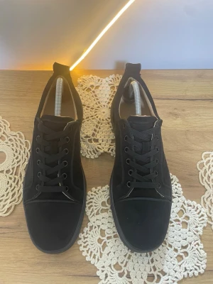 Svarta Louboutins - Helt nya svarta Louboutins-skor, oanvända och i toppskick. Storlek [42]. Säljes för [1599]. Hör av dig om du vill ha fler bilder eller mer info!🥂 