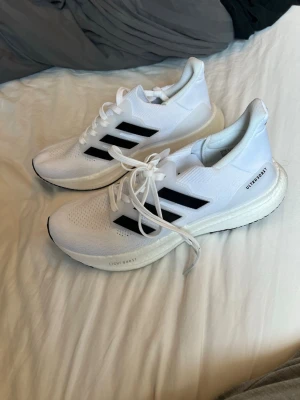 Vita Adidas Ultraboost light - Säljer ett par Adidas Ultraboost Light i storlek 43. Skorna är helt nya och har aldrig använts.  Skick: Nya / oanvända  Skickas samma dag eller dagen efter betalning.  Hör av dig vid intresse eller frågor.