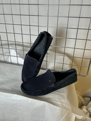 Loafers Hermes - Denna vara kommer att auktioneras ut på på Humana x Plick Live den 8 juni klockan 19:30
