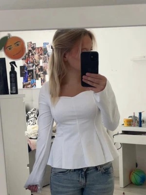 Vit långärmad blus med fyrkantig hals från Gina Young storlek 170 -  vit blus med långärmade ärmar och en snygg fyrkantig halsringning. Blusen har figursyd opassform och lätt utsvängd nederkant. väldigt bra sick och pris kan sänkas 