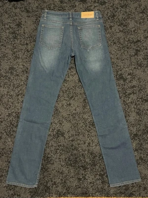 Acne Studios Jeans - Tjena! Säljer nu ett par feta Acne Studios Jeans i storlek 29/32, dem har en snygg tvätt och sitter slimfit. Dessa jeans kostar ca 3000 nya men jag säljer för endast 399. Kom gärna med frågor och priset är ej hugget i sten!
