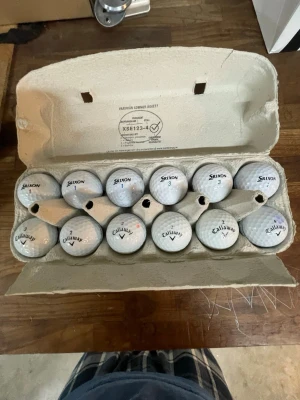 12 st golfbollar i märket srixon och callaway - Det är 6 srixon och 6 callaway. Perfekt om man vill fylla bagen med hyfsat bra bollar billigt. Vissa bollar kan ha repor eller olika färger men enligt mig är dom helt fungerande