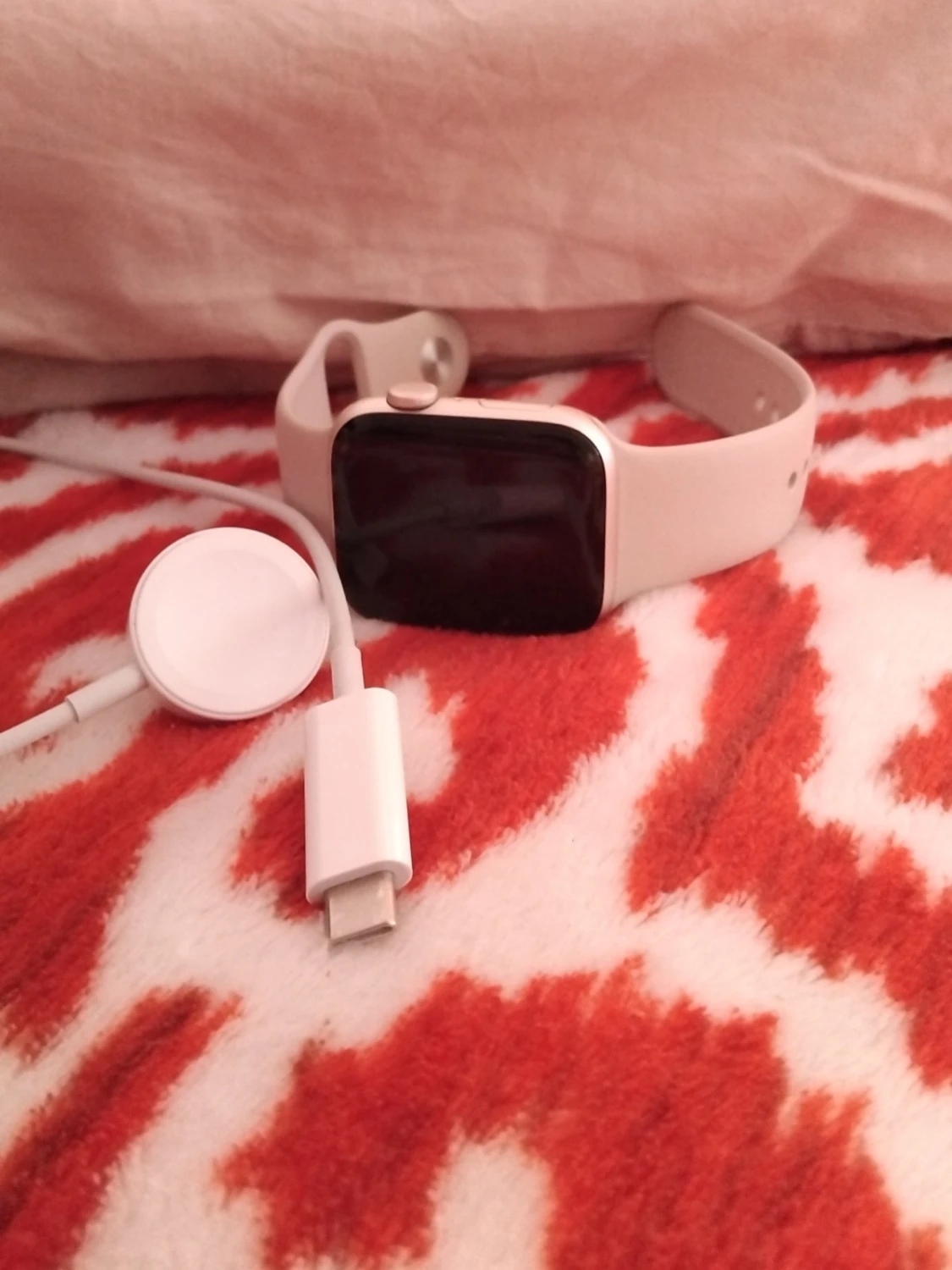 Vit smartklocka med silikonarmband