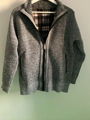 Cardigan - Snygg grå cardigan som passar perfekt nu inför sommarn. Priset går att diskutera 😁