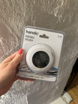 Handic bärbar högtalare PS101 vit - Snygg och kompakt bärbar högtalare från Handic, modell PS101. Rund design i vit plast med svart högtalargaller. Perfekt för att koppla till iPod, iPhone eller MP3-spelare. Enkel att ta med sig och smidig för musik på språng.