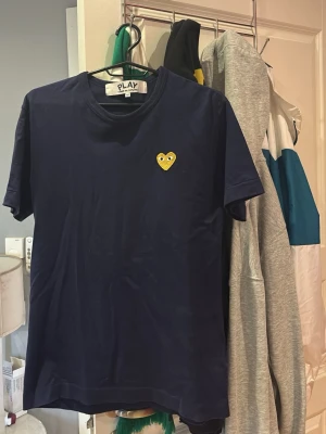 COMMES DES GARÇONS T-Shirt - Säljer en COMMES DES GARÇONS T-Shirt från affären NK. Köptes för länge sen men är aldrig använd, finns inga defekter och är väl hanterad. Pris 199kr.