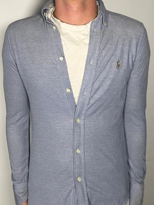 Ralph Lauren skjorta - Säljer en riktigt snygg och trendig Ralph Lauren skjorta i fint skick, storlek XS, vid frågor är det bara att skriva //Gramenti