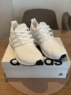 Adidas Ultraboost 1.0 - Adidas Ultraboost 1.0, Skick: 10/10 – helt oanvända, kommer med originalbox. Vid frågor eller intresse, skicka gärna ett DM.