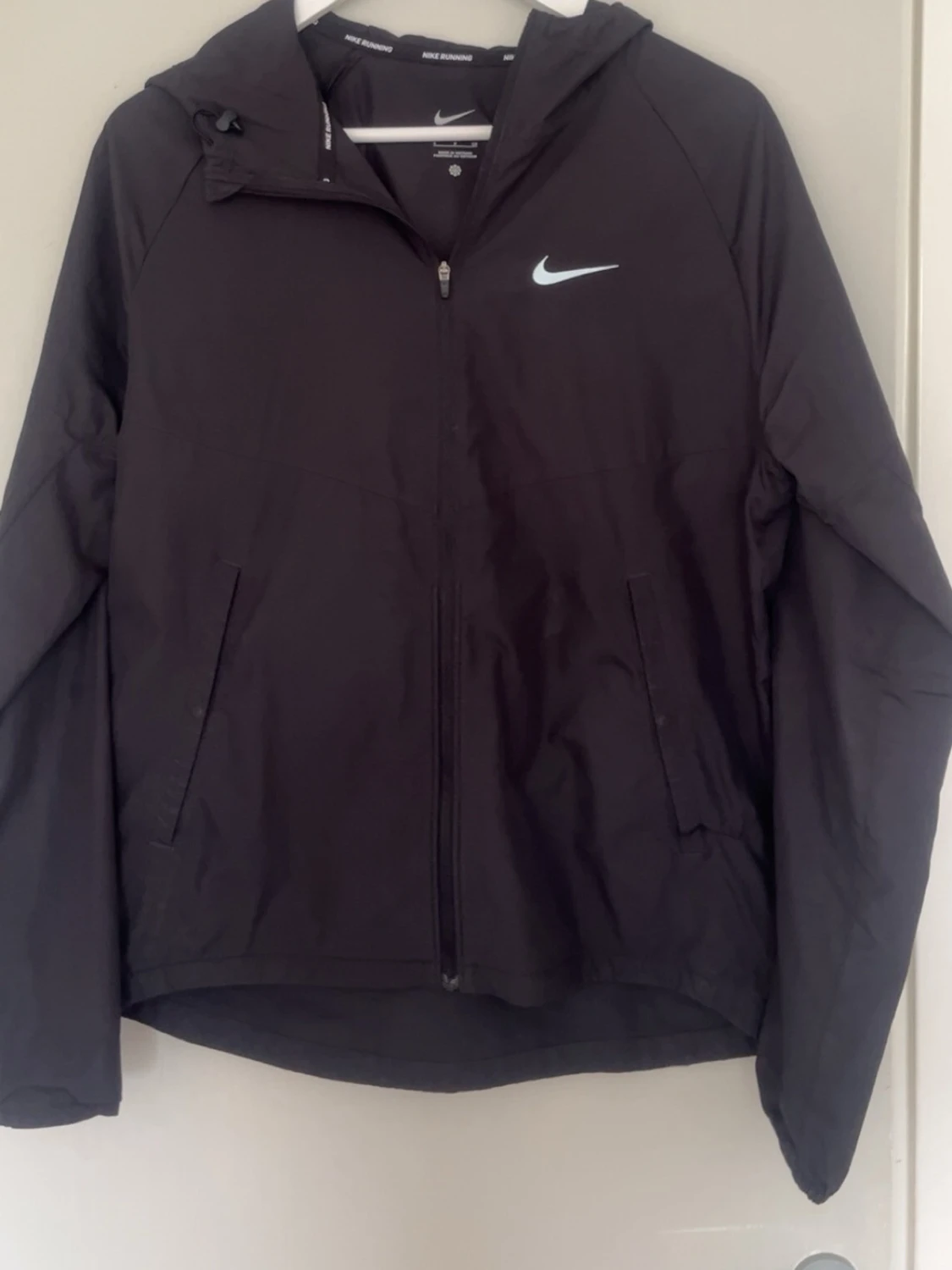 Svart vindjacka från Nike