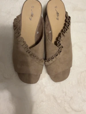 Snygga klackar i nyskick  - Fina beige klackar i nyskick. Storlek 40 men passar 39. 