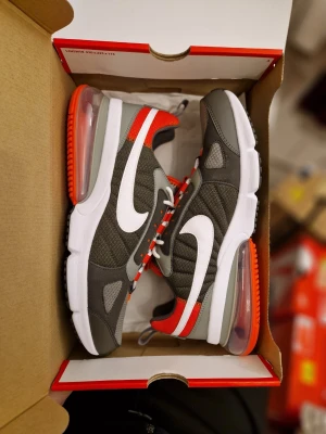 Helt nya Nike Air Max 270 Futura  - Oanvända i storlek 44.5 (28.5 cm). Modellen är svår att få tag på i denna färg då den inte tillverkas längre. Original låda medföljer. INGA TRADES. INGA SKAMBUD Kan hämtas i Storvreta, Uppsala eller skickas 