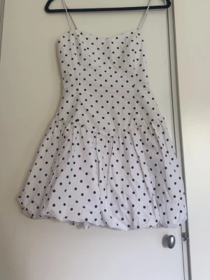 Vit prickig kort klänning - Populär klänning från Bershka i storlek S😊 Köpt begagnad men inga defekter, är i nyskick!  Pris kan diskuteras 🥰
