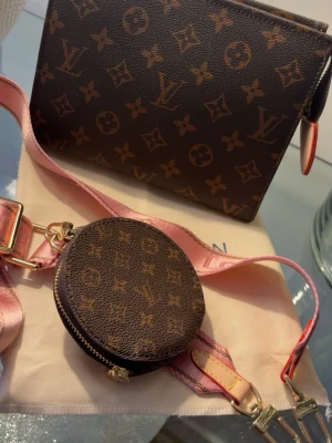 Supersnygg väska i läder  - Säljer denna skönhet då den inte kommer till användning hos mig. Går att ha som väska eller som clutch! Äkta läder. Hög fin kvalitet. Oanvänd! 