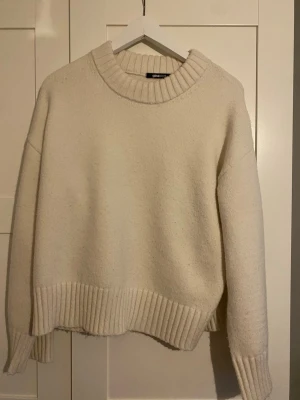 Vit stickad tröja från Gina Tricot - Säljer en krämvit stickad tröja från Gina tricot. Som är lite tjockare om mer ” rejäl”. Superbra skick och använd några få gånger. 