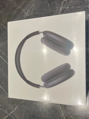 Apple AirPods Max Svart - Snygga och moderna Apple AirPods Max i svart med over-ear design. Hörlurarna har en stilren metallbåge och mjuka öronkuddar i mesh-tyg för extra komfort. Perfekta för musik, gaming eller film med grym ljudkvalitet och ikonisk Apple-design.