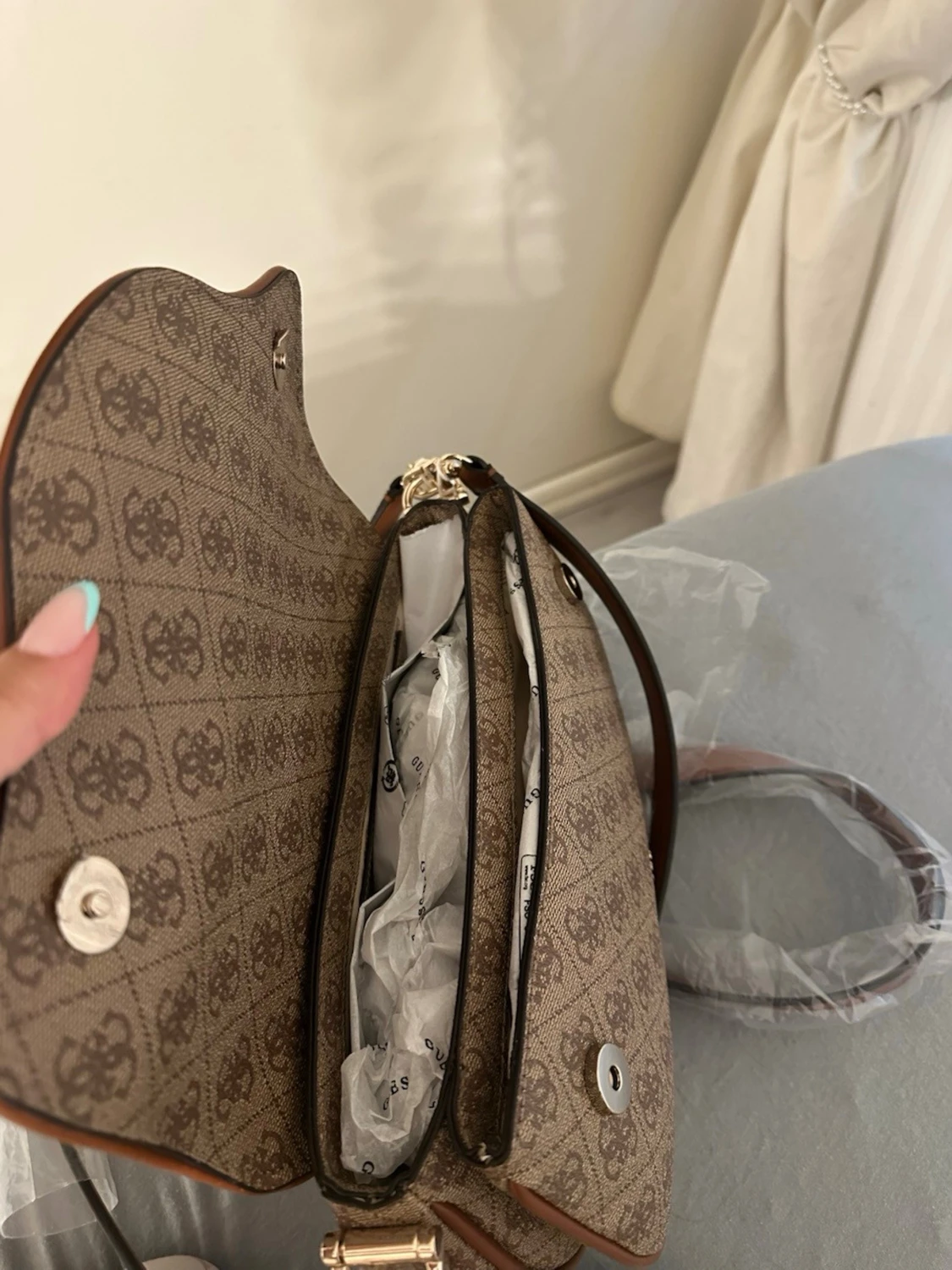 Beige axelväska från Guess - 1