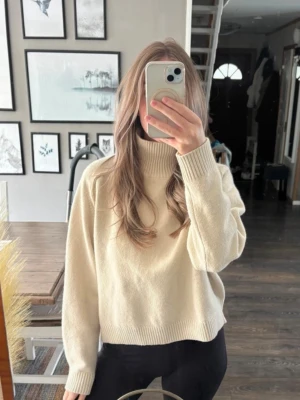 Stickad tröja H&M - Fin stickad tröja från H&M💕 Strl.L men mindre j strl passar M/S