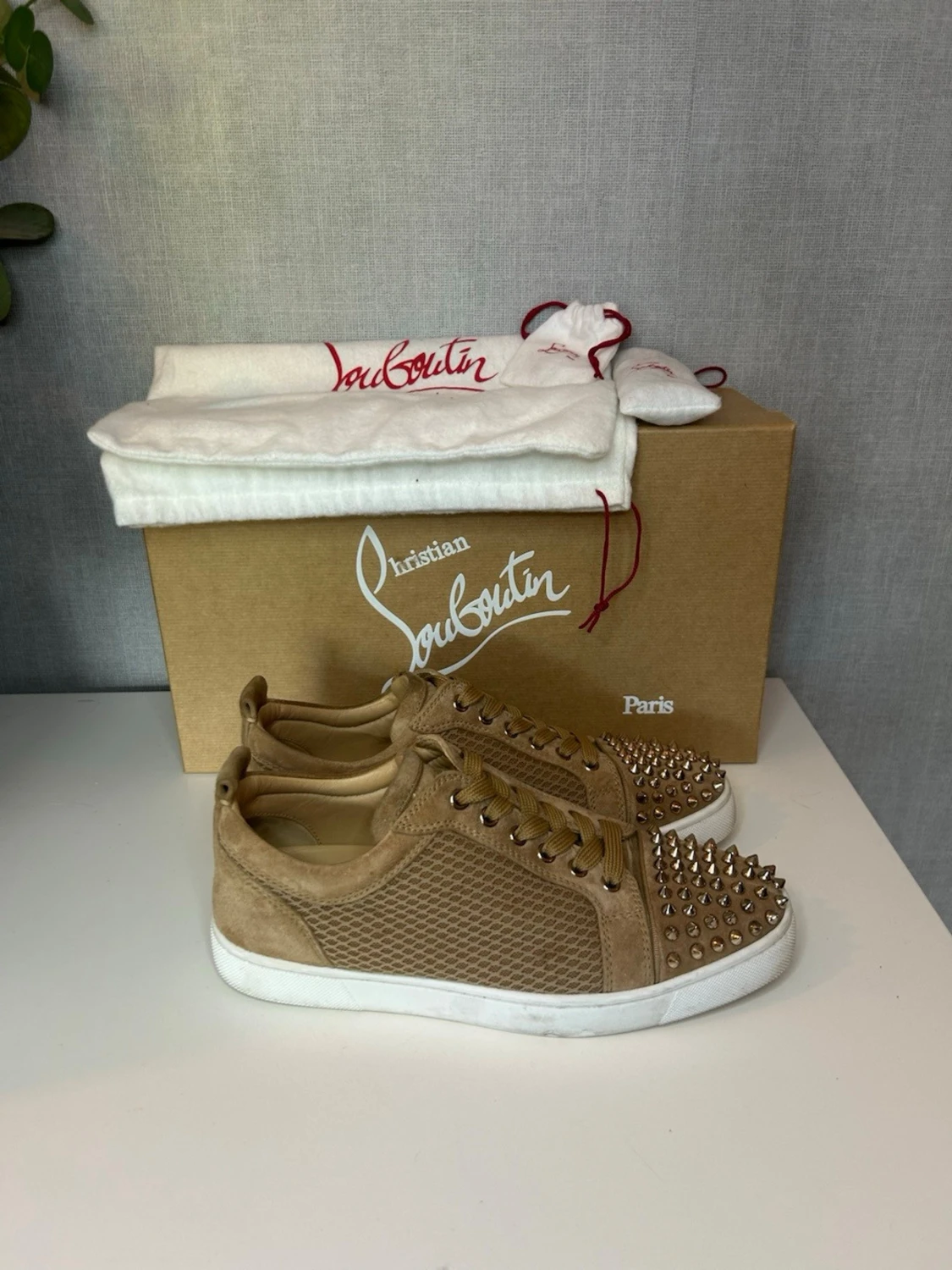 Beige sneakers från Christian Louboutin - 2