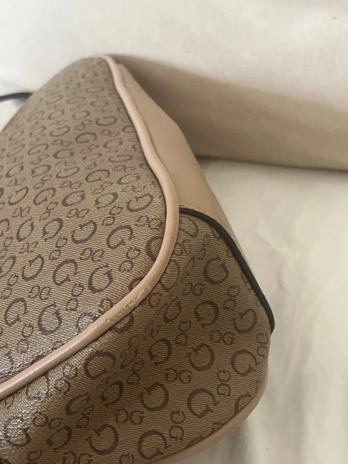 Beige axelremsväska från Guess - 5
