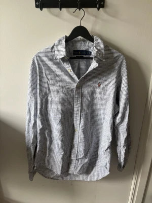 Polo Ralph Lauren Skjorta - Skön polo Ralph lauren skjorta i bästa skick. Nypris 1700 kr från polos hemsida mitt pris 550. Pris kan diskuteras vid snabb affär