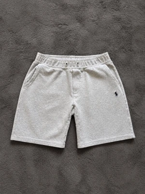 Grå shorts från Polo Ralph Lauren - Hejj. Säljer nu brosans gamla Ralph lauren shorts. Fint skick. Saknar snöre samt vid snörrehålen. Annars är de jättefint skick, inga fläckar/hål. Kontakta gärna vid intresse 😄
