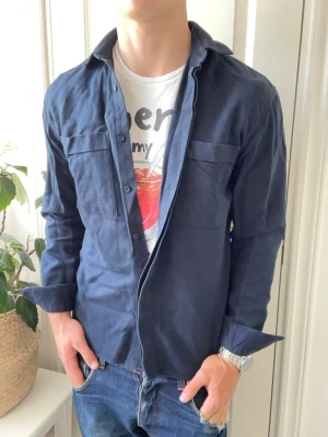 Selected overshirt - Selected overshirt, schysst och lite unik. Inga defekter! Modellen i bilderna är 180 cm 75 kg och bär Storlek S , Kom med frågor! 🌟 (Kan gå ned i pris vid köp av paket 😉) 