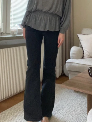 Svarta utsvängda jeans  - Säljer dessa supersnygga svarta utsvängda jeansen🤍 Använt fåtal gånger så i väldigt bra skick! Storlek XS