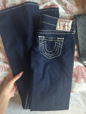 True religion jeans - Mörkblå true religion jeans med vit söm,storlek W25 använd enstaka gånger,säljer då dem inte kommer till användning,super bra skick och går inte att köpa länge(vad jag vet iallafall)buda gärna💕