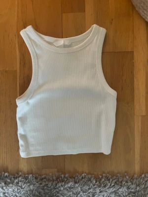 Ribbad topp - Hej! Säljer denna ribbade toppen från H&M då den blivit för liten. Den är i mycket bra skick och endast använd fåtal gånger.🥰